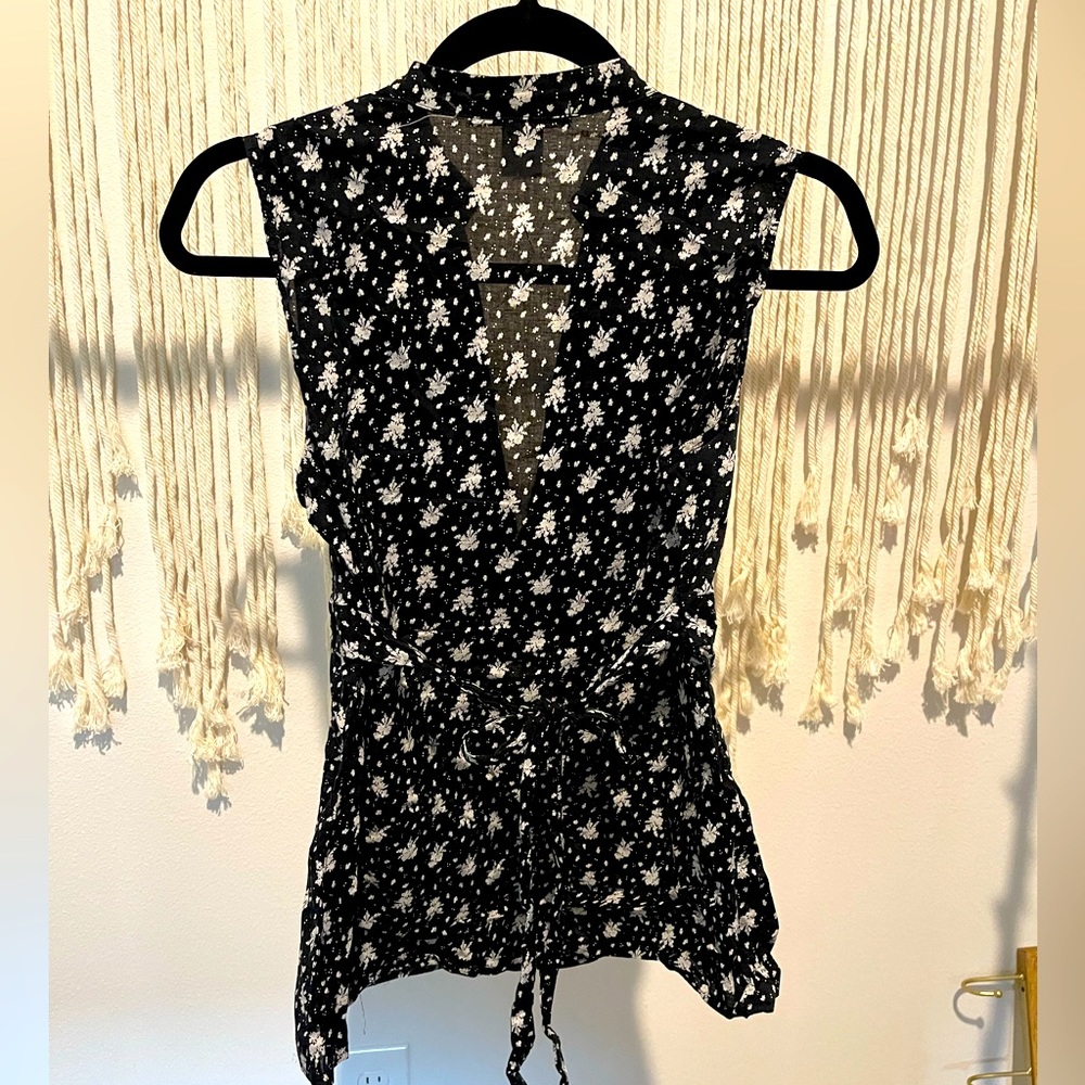 Charlotte Russe Sleeveless Peplum Blouse With Tie in Back Size L - Picture 2 of 5